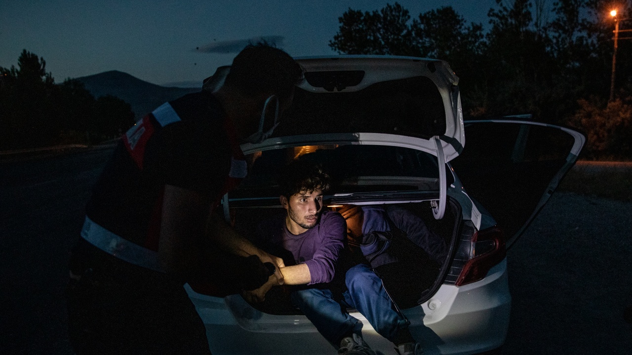 Двама нелегални мигранти в багажника на колата си и още