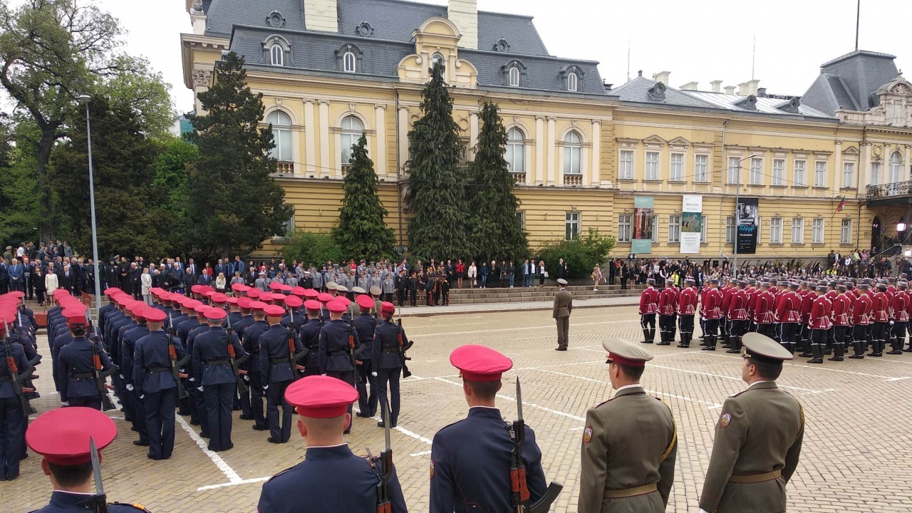 Стотици жители и гости на София проследиха празника на Българската армия