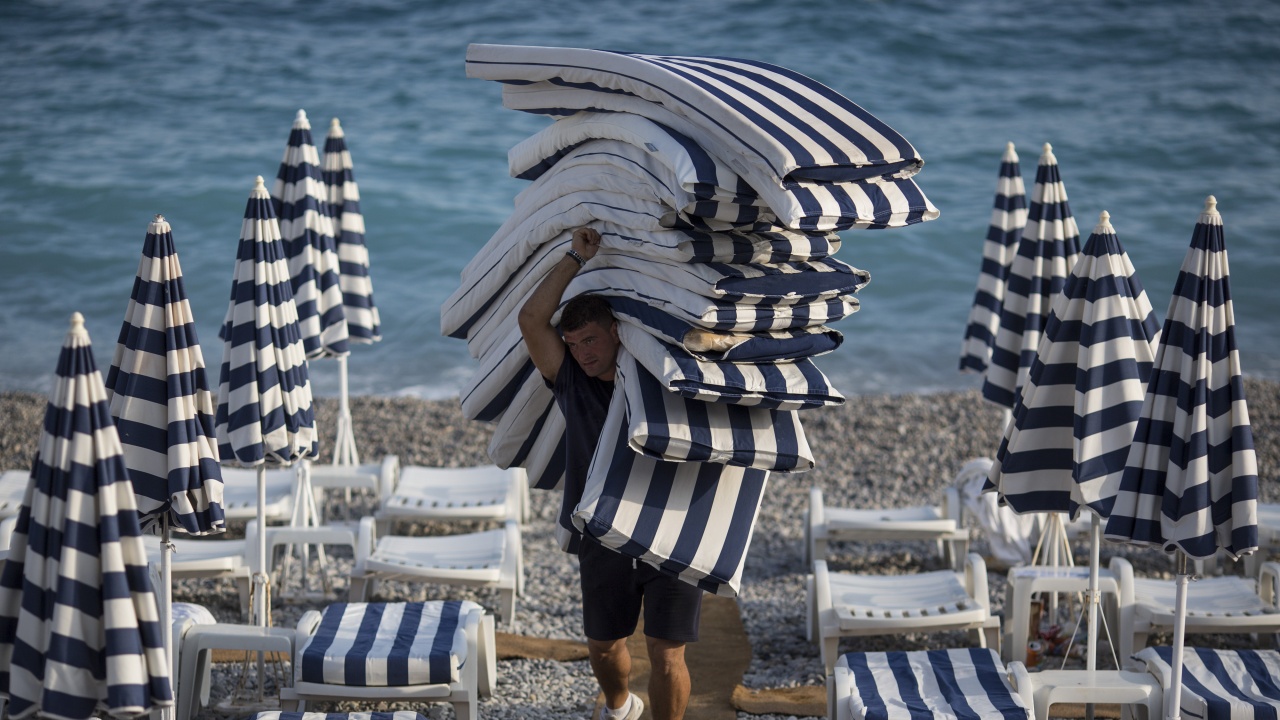 Резервираме чадър и шезлонг на плажа онлайн