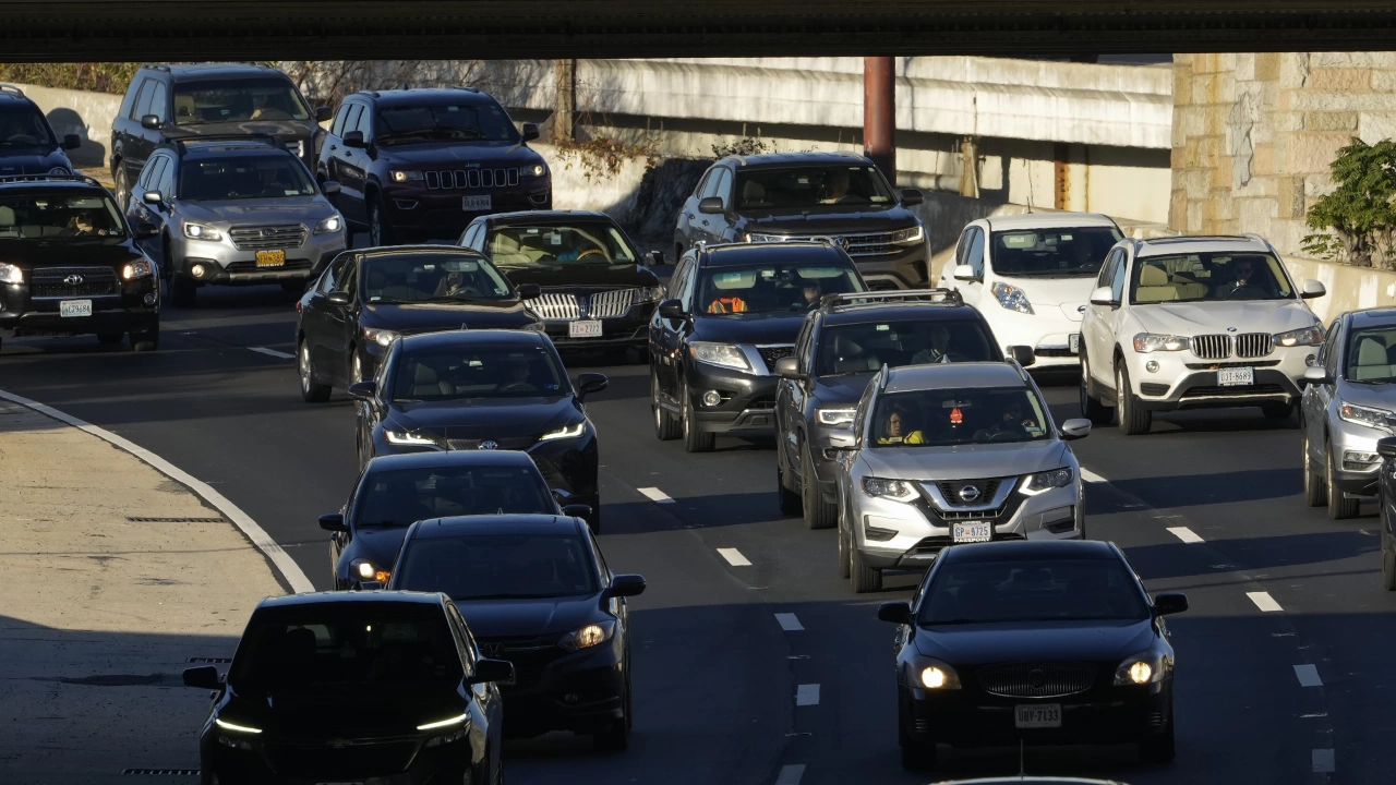 Интензивен трафик се очаква по пътищата в цялата страна в последния