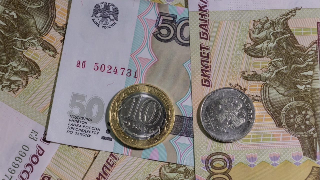 Руската рубла отново пое надолу спрямо долара в днешната търговия