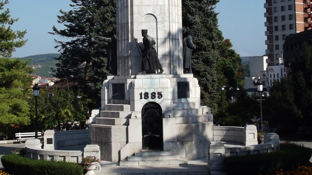 Задържаха двама криминално проявени поругали паметника Майка България във Велико