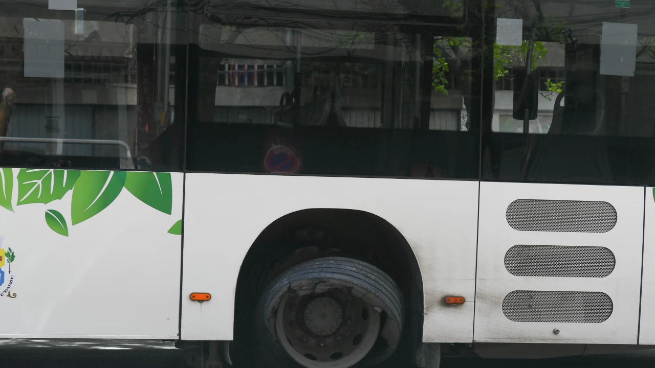 Автобус от градския транспорт е спукал гума близо до кръстовището