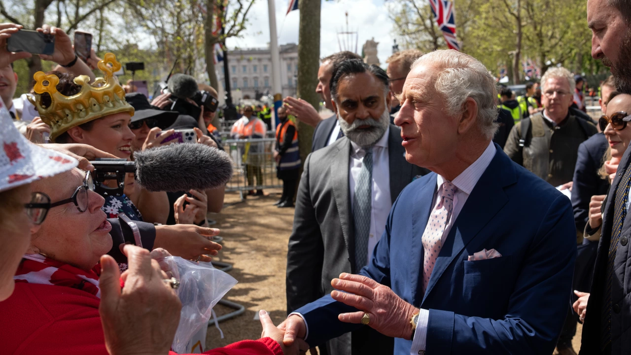Крал изненада тълпата от почитатели събрали се пред Бъкингамския дворец