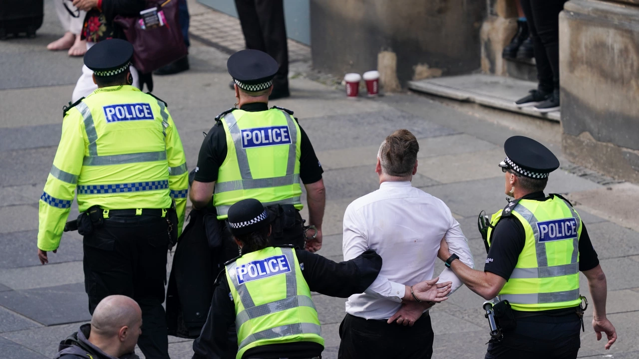 Британската полиция е арестувала лидера на антимонархистката група Република както