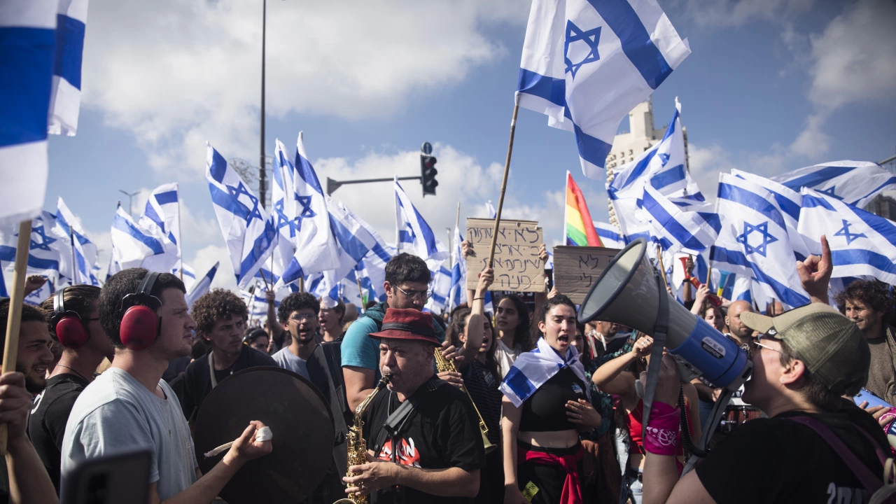 Десетки хиляди израелци се събраха снощи на протест срещу спорния
