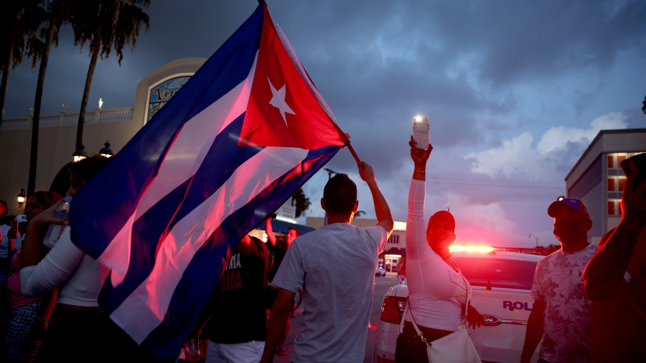 Стотици протестираха в Куба срещу авторитарния режим в страната