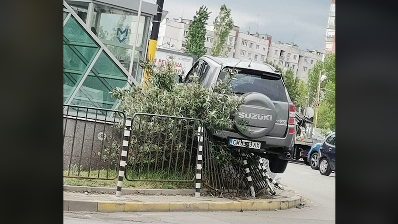 Кола се качи върху метростанция на столичния бул. „Ал. Малинов“