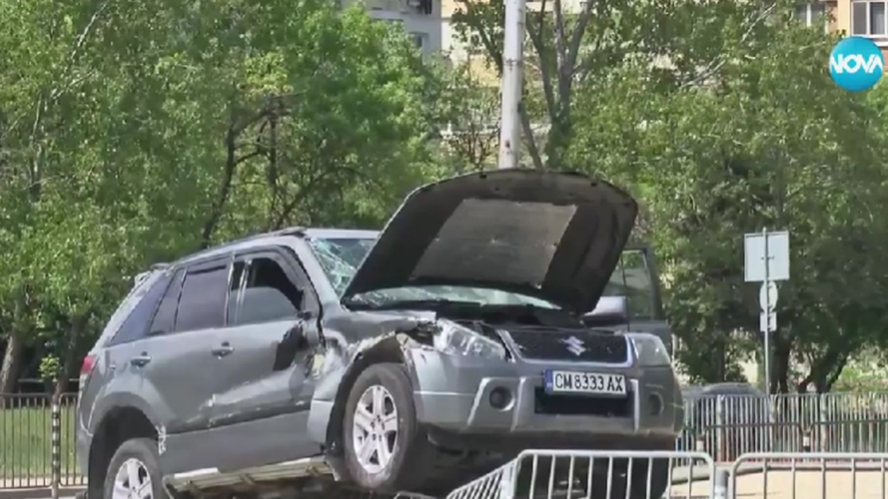 Джипът, „качил се” на оградата от метро, е бил ударен от друга кола, минала на червено