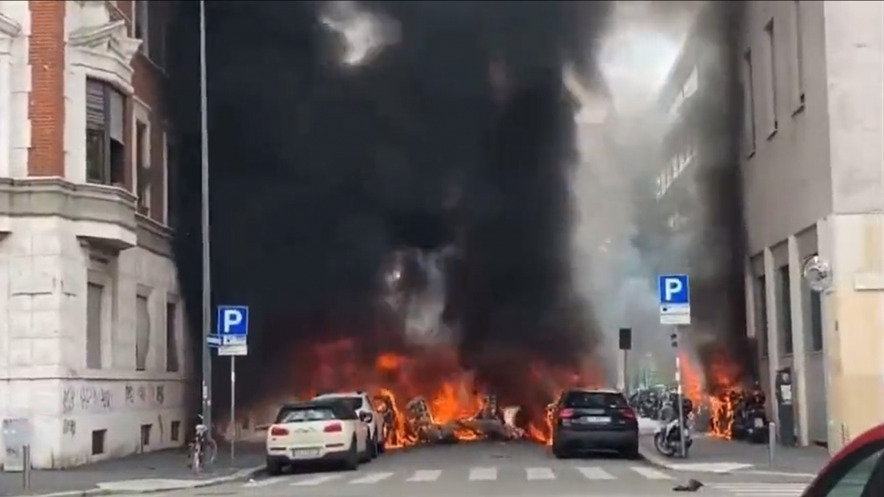 Шофьорът на избухналия микробус в Милано: Огънят тръгна от двигателя