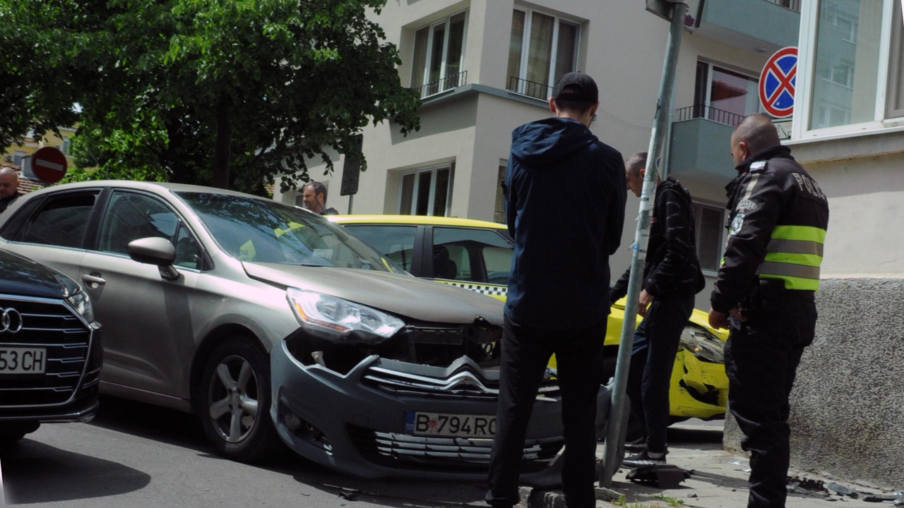 Кола с румънска регистрация катастрофира в Бургас.
На кръстовището на две от