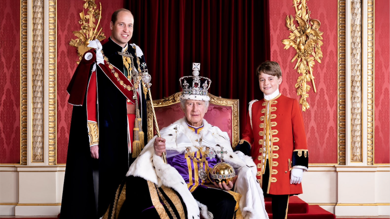 Крал Чарлз Трети отбеляза коронацията си с нова снимка заедно със своите наследници