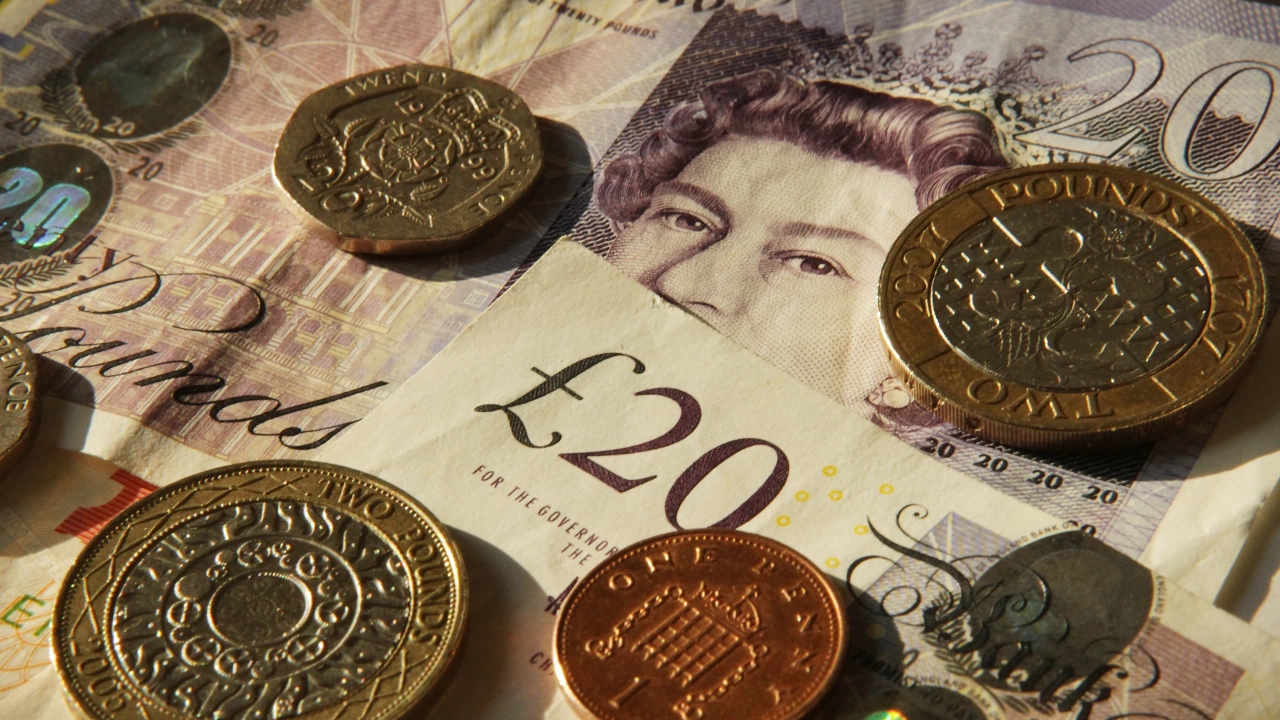 Британската лира достигна над едногодишен връх спрямо долара в понеделник