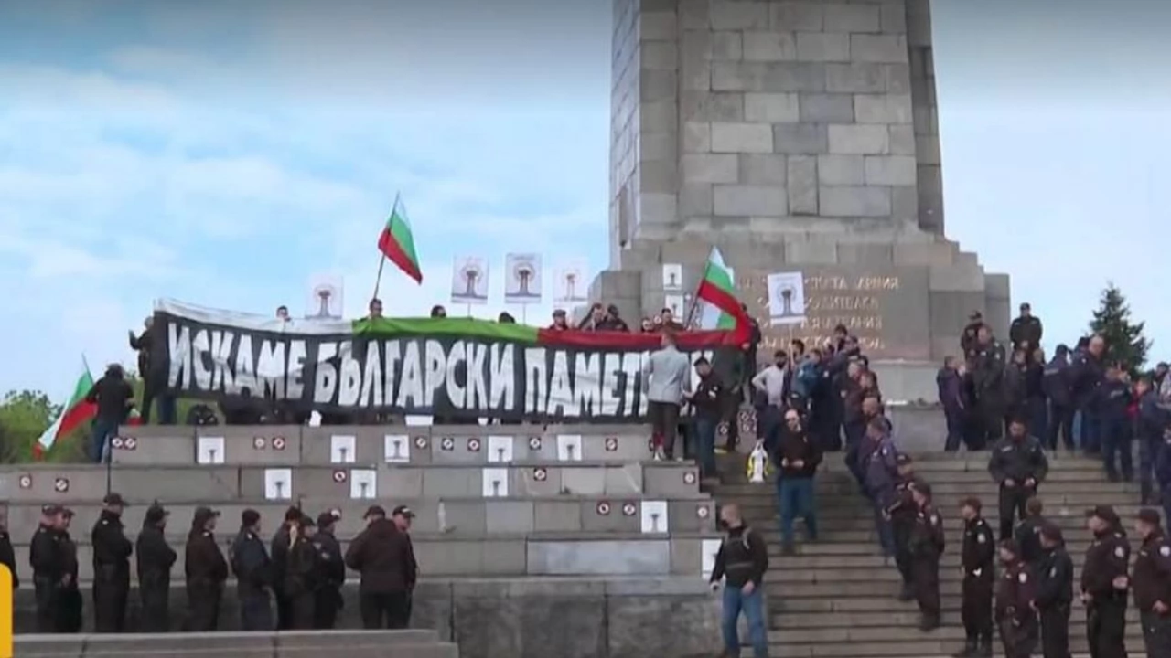 Нов протест с искане за демонтаж на Паметника на съветската