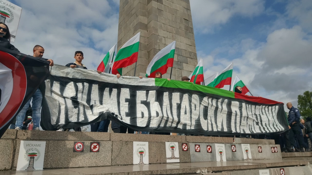 Десетки граждани се събраха тази сутрин пред Паметника на съветската армия