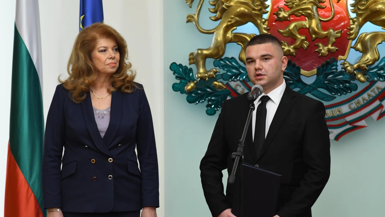 Вицепрезидентът връчи български документи за самоличност на Християн Пендиков на