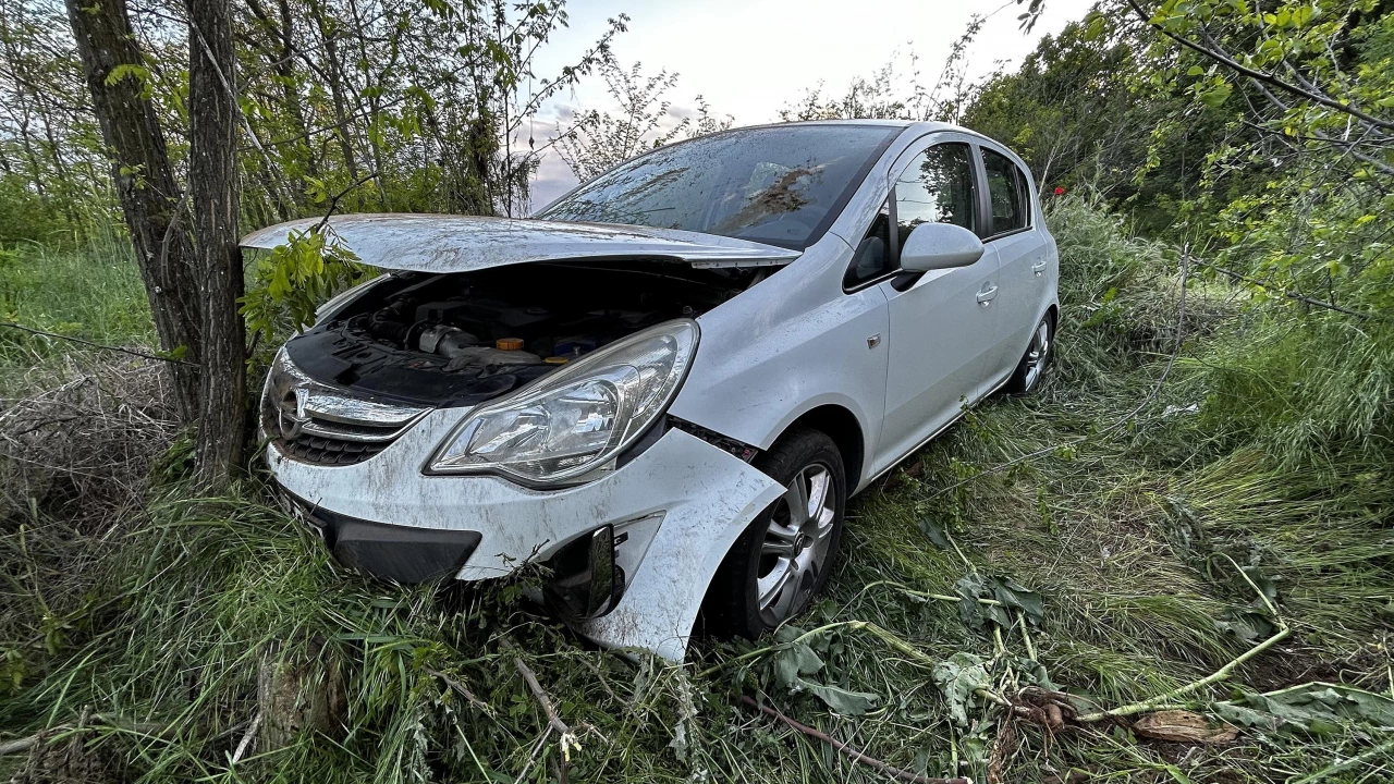 Шофьор заби колата си в канавка на път Е 80 близо до Харманли