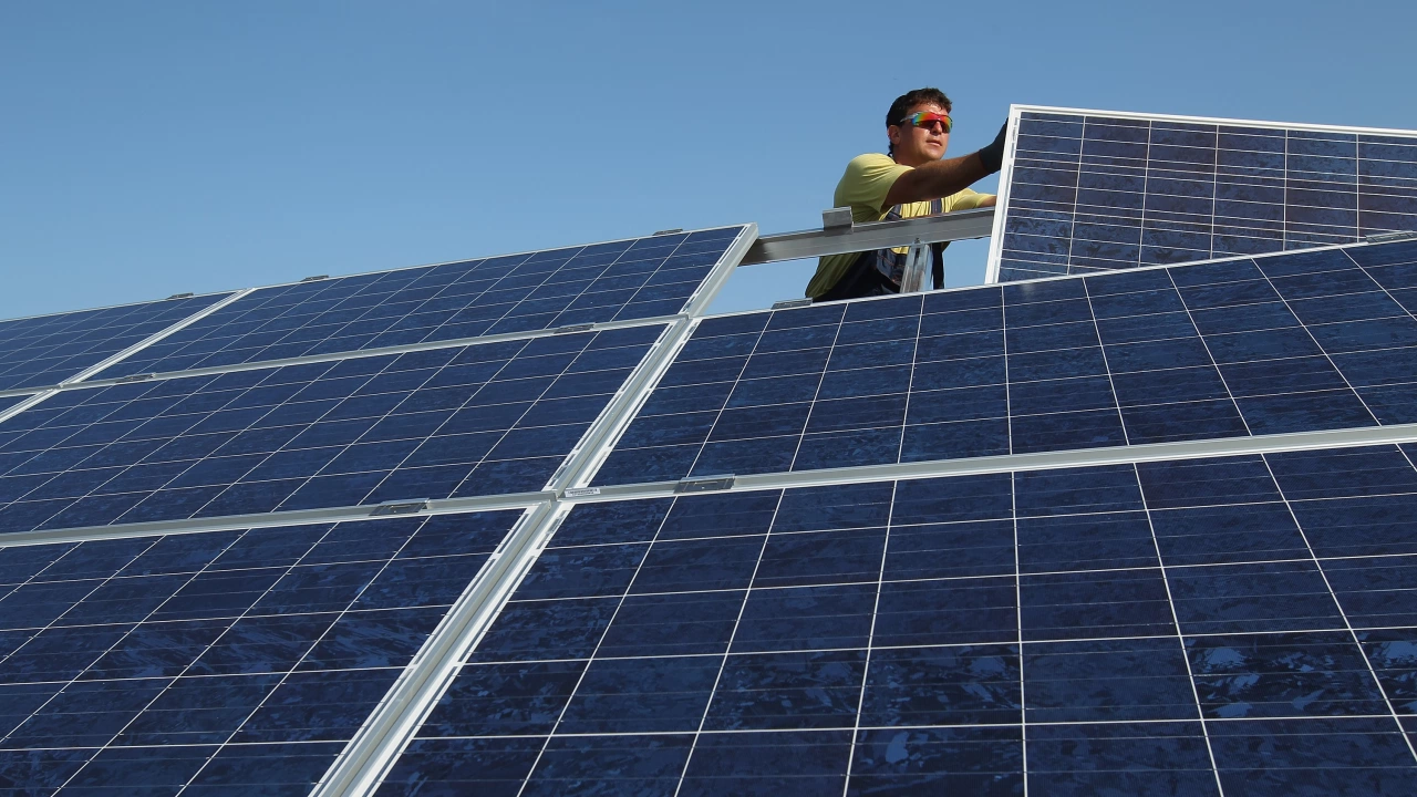 Неизвестни задигнаха 36 соларни панела в Кюстендил Те са били