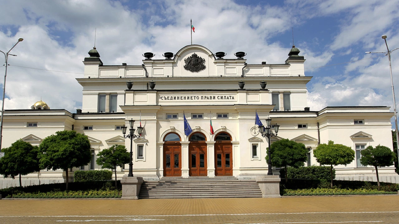 Парламентът ще изслуша служебния министър на финансите Росица ВелковаРосица Велкова е