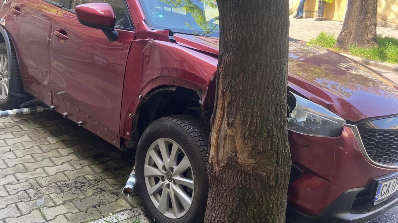 Шофьор намери колата си блъсната в дърво Неприятната случка е