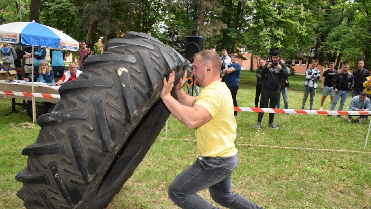 Осем студенти се включиха в турнира по силов многобой Strong