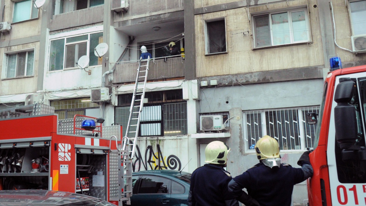 Късо съединение предизвика пожар в апартамент в Бургас