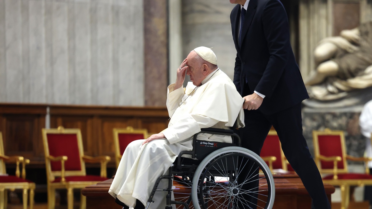 Папа Франциск прекъсна седмичната си аудиенция на площад "Свети Петър" заради телефонен разговор