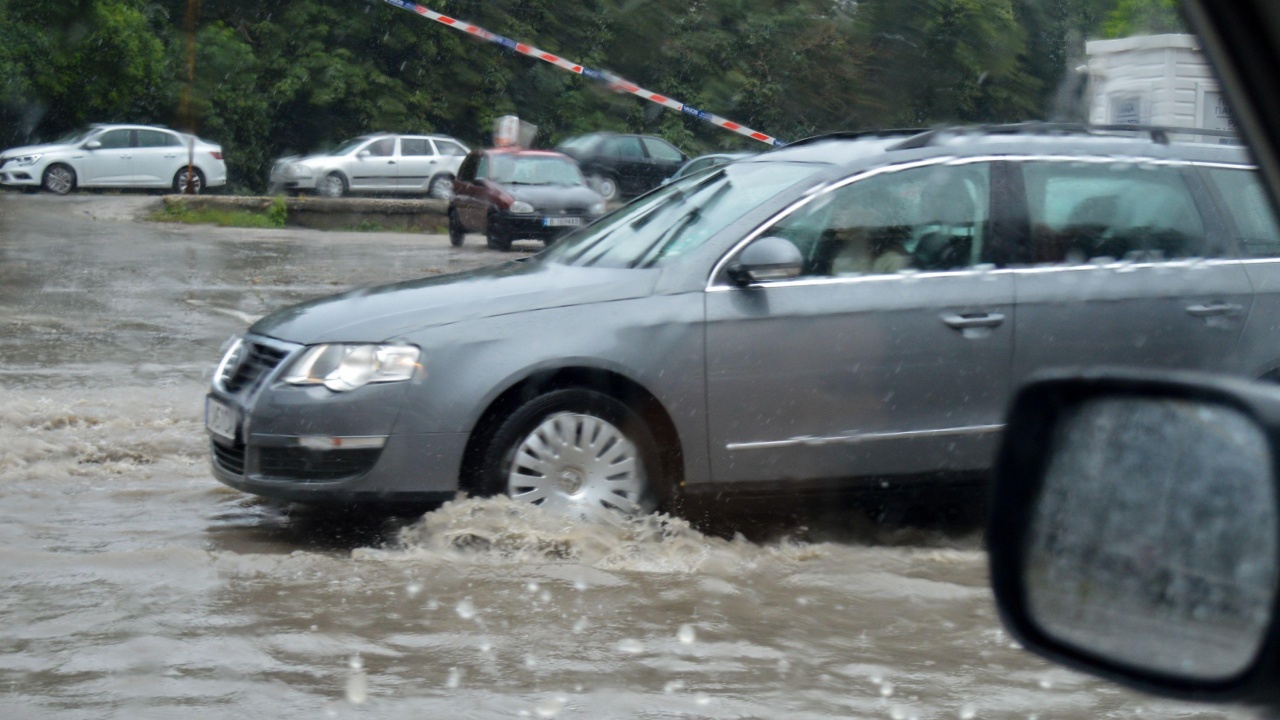 Потоп в Ловеч, улиците са под вода