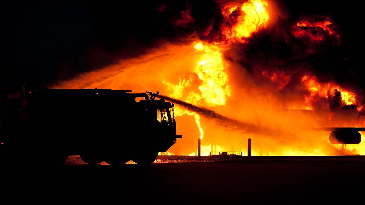 Падащи отломки по време на въздушен удар тази сутрин причиниха пожари на две места в Киев