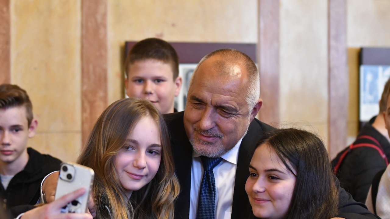 Ученици от Велико Търново се щракнаха с Борисов в парламента