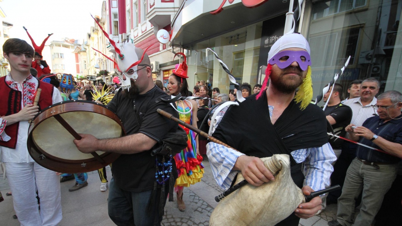 Карнавалът в Габрово събира жители и гости на града