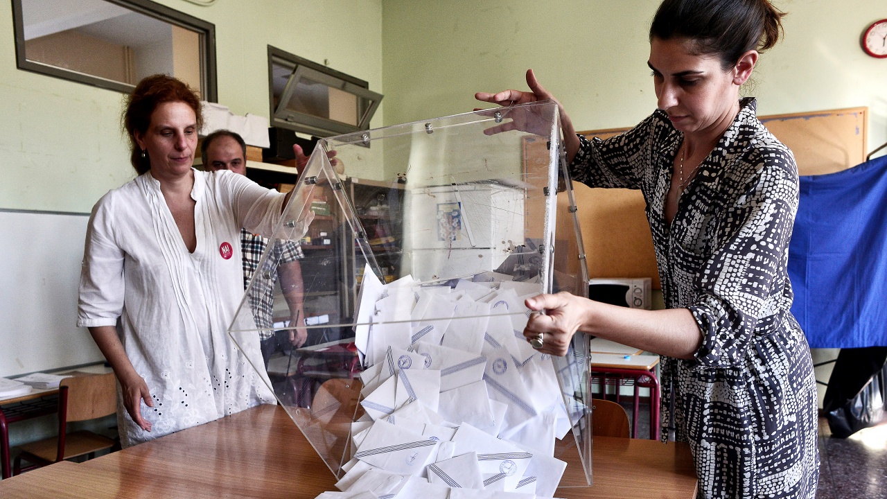 "Нова демокрация" изненадващо е близо до абсолютно мнозинство в гръцкия парламент
