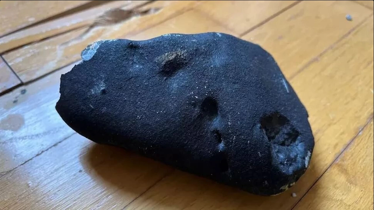 Камък вероятно метеорит се е разбил в къща в Ню