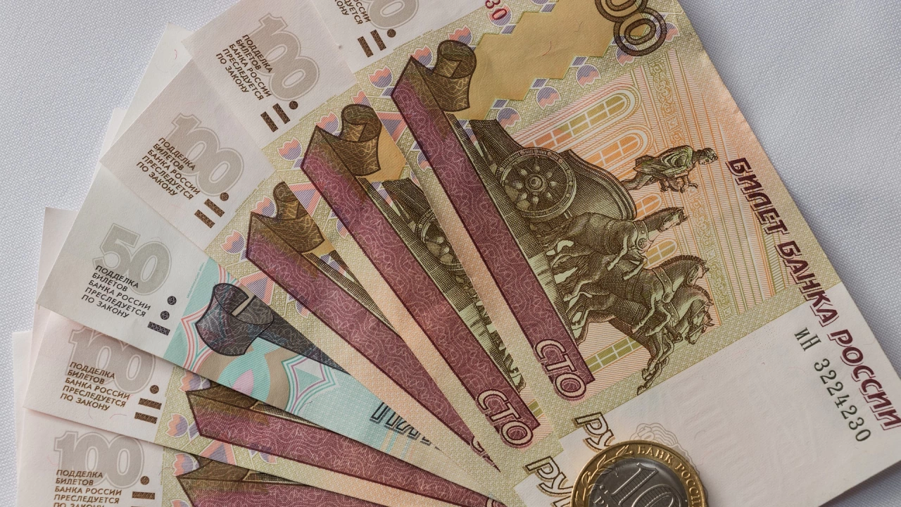 Руската рубла удари днес триседмично дъно спрямо долара преди началото