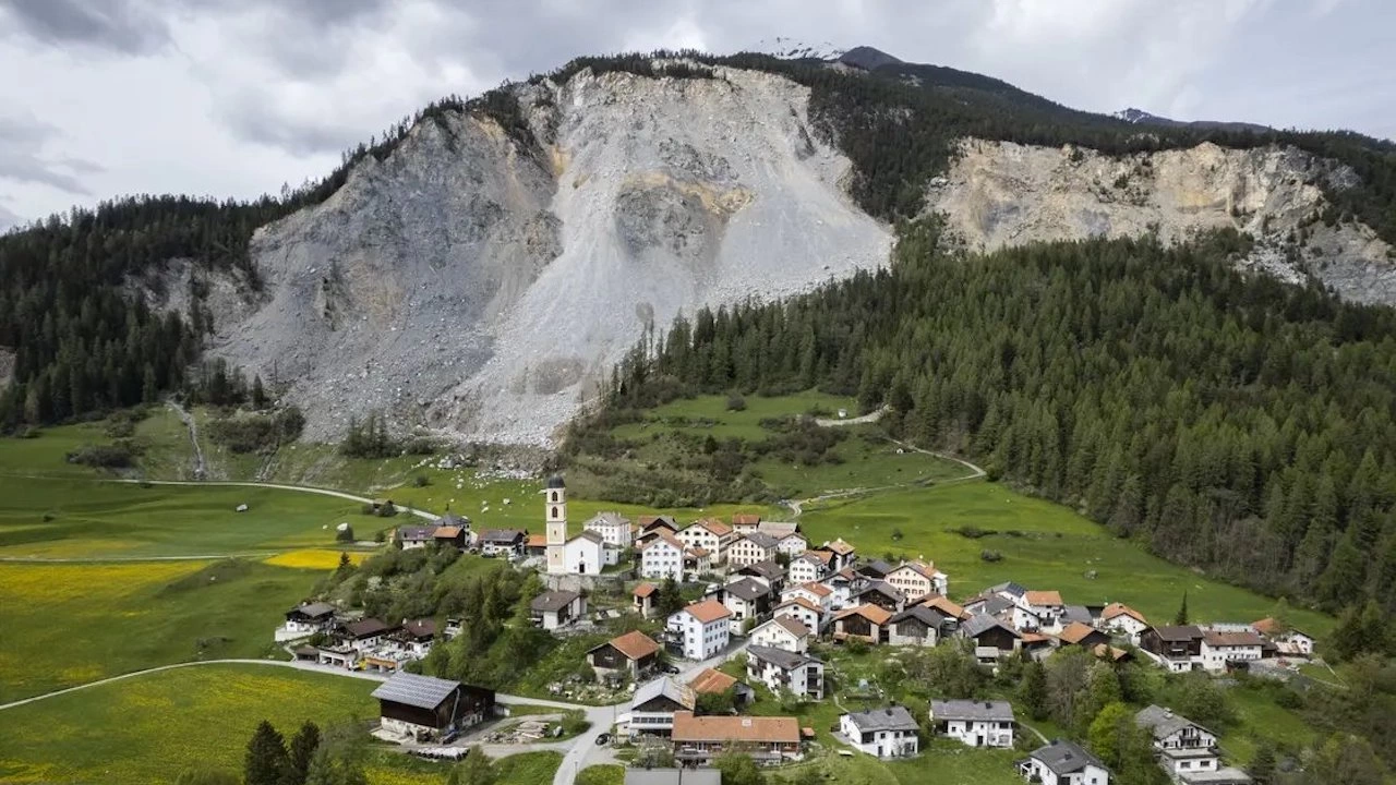 Големи скали се свлякоха по склон в планината над швейцарския