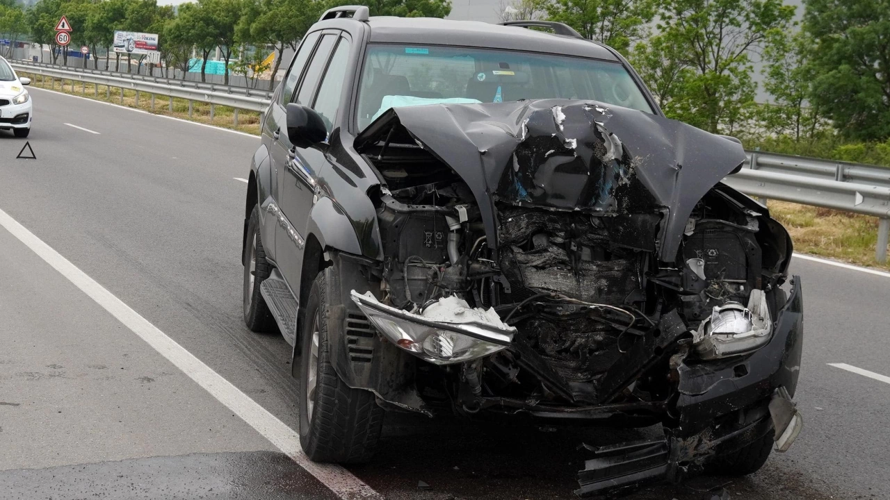 Катастрофа между камион и лек автомобил затвори пътя Русе