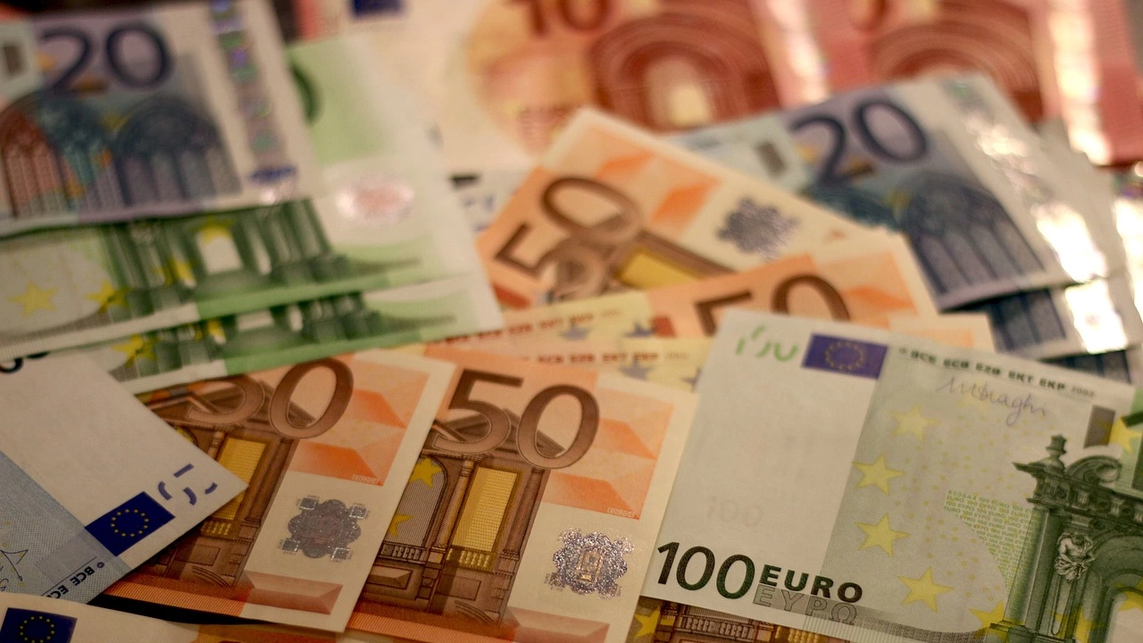 Курсът на еврото леко се понижи в междубанковата търговия във
