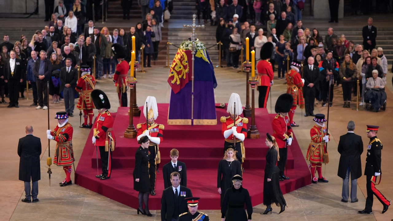 Траурните церемонии и погребението на британската кралица миналата година са