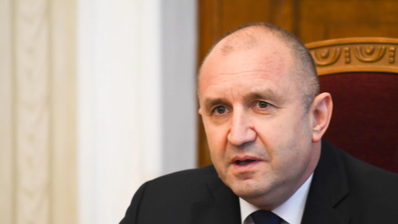 Президентът връчва български документи за самоличност на Любчо Георгиевски и
