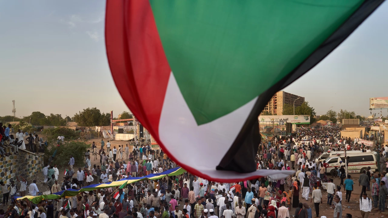 Въздушни удари и размяна на артилерийски огън разтърсиха суданската столица