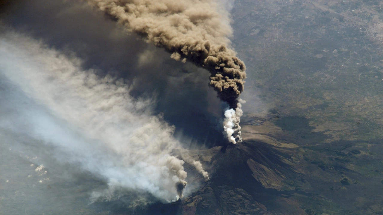 Етна един от най активните вулкани в света изхвърли дим и