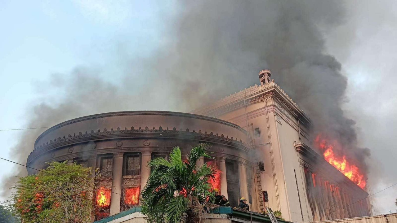 Огромен пожар в историческа сграда: Унищожена е старата поща в Манила