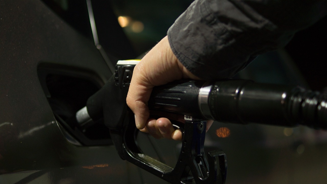 За последните шест месеца бензинът по бензиностанциите в България е