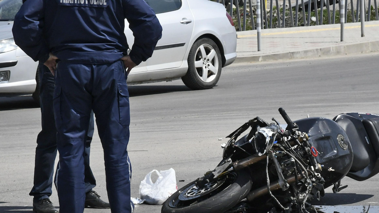 Моторист загина след удар в лек автомобил в Първенец