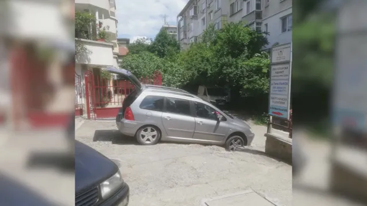 Кола пропадна в дупка в Стара Загора