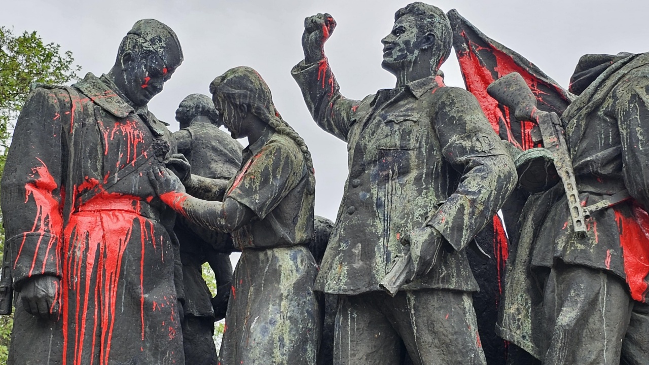 Отново Паметникът на Съветската армия в центъра на София осъмна боядисан.