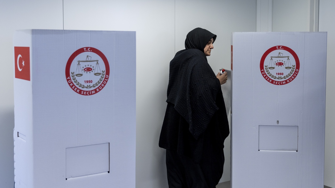 Председателят на турската Висша избирателна комисия на Турция Ахмет Йенер гласува на втория тур на президентските избори