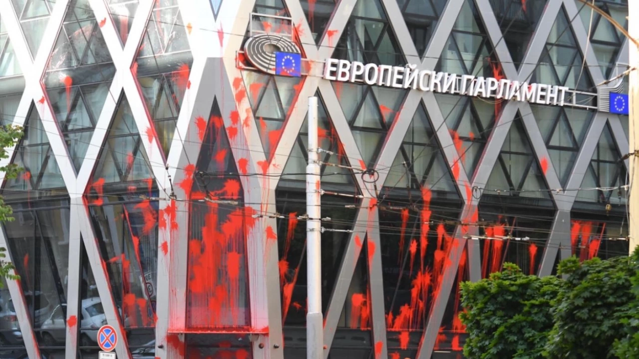 Европейската комисия осъди вандалските прояви срещу сградата на нейното представителство