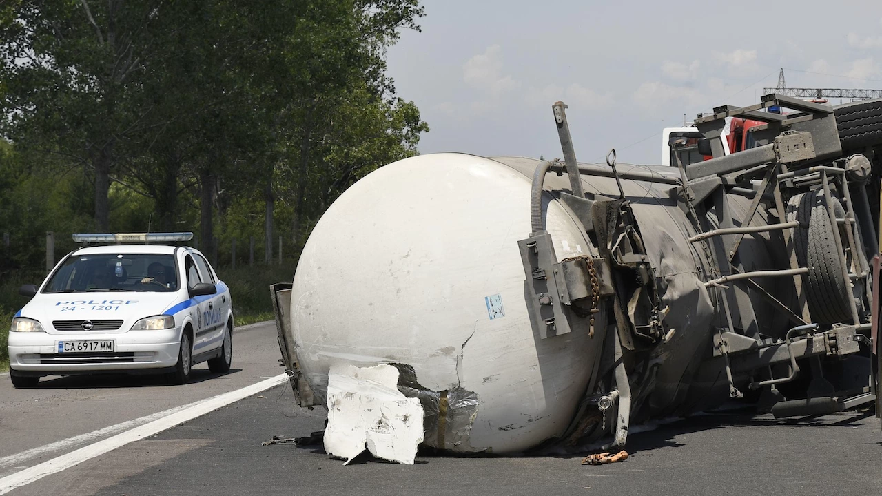 Пълна цистерна с мляко се обърна на подбалканския път София Бургас Инцидентът се
