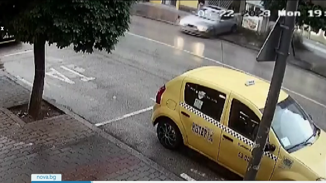 Лек автомобил отсече дръвче на тротоара на ул Васил Левски близо